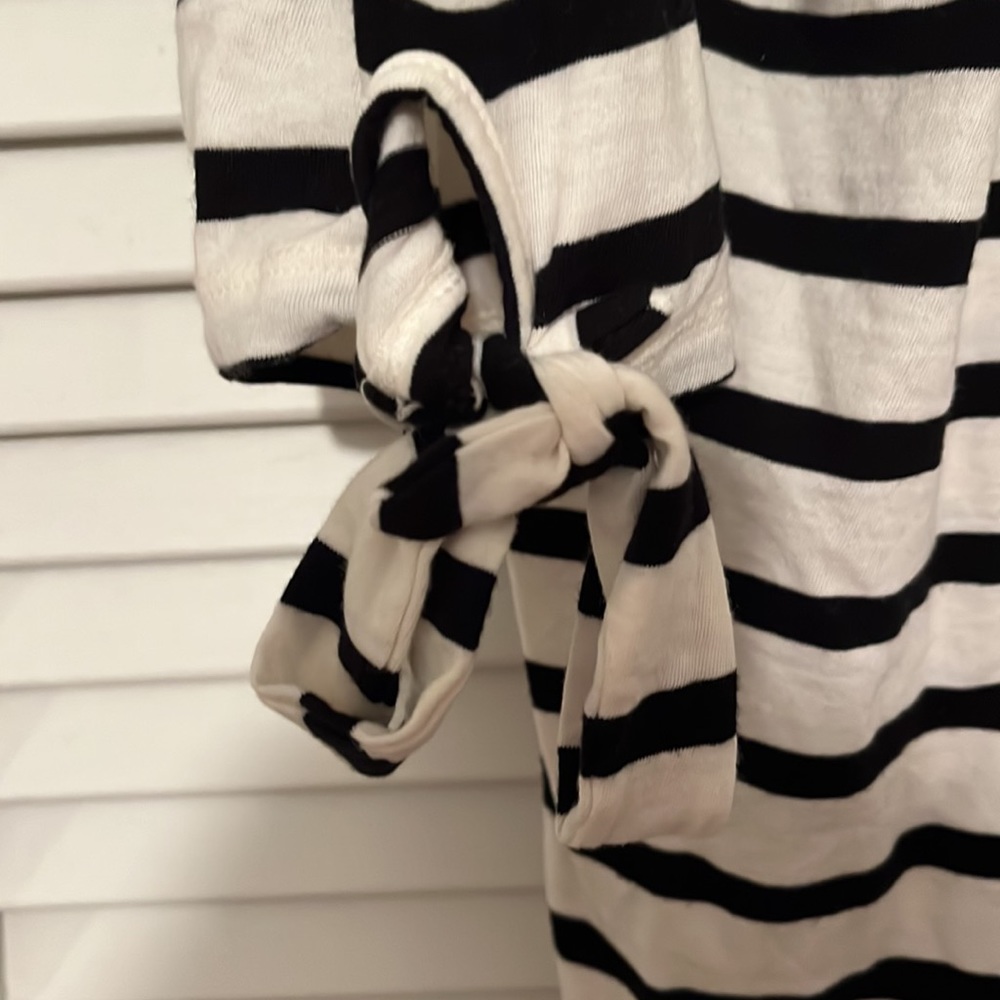 Old Navy black and white top - Picture 2 of 2